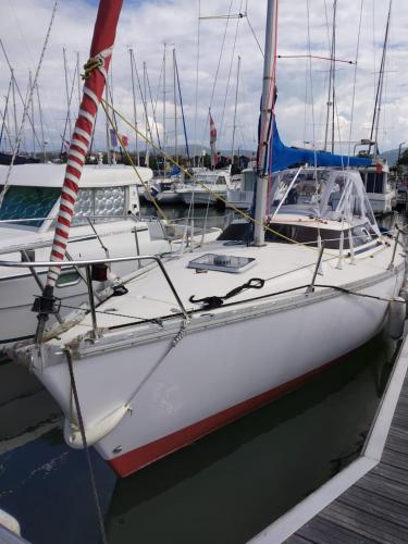 un voilier amarré à un quai avec d'autres bateaux dans l'établissement Voilier à quai 4 personnes - 2 mn à pieds grande plage, à Hendaye