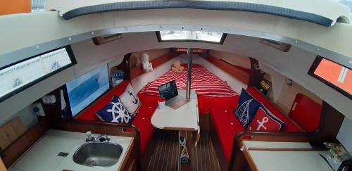une vue aérienne d'un bateau avec un lit et un évier dans l'établissement Voilier à quai 4 personnes - 2 mn à pieds grande plage, à Hendaye