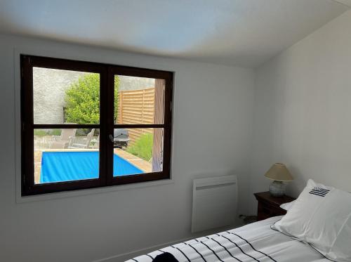 1 dormitorio con cama y ventana en Luxurious Garden Cottage, en Argelès-Gazost