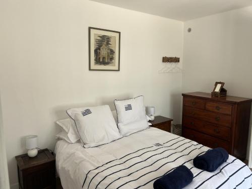 ein Schlafzimmer mit einem Bett mit zwei Kissen darauf in der Unterkunft Luxurious Garden Cottage in Argelès-Gazost