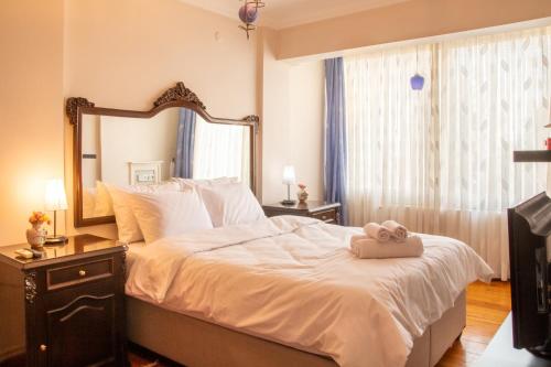 um quarto com uma grande cama branca e um espelho em Spacious Detached House with Garden in Izmir em Ulucak