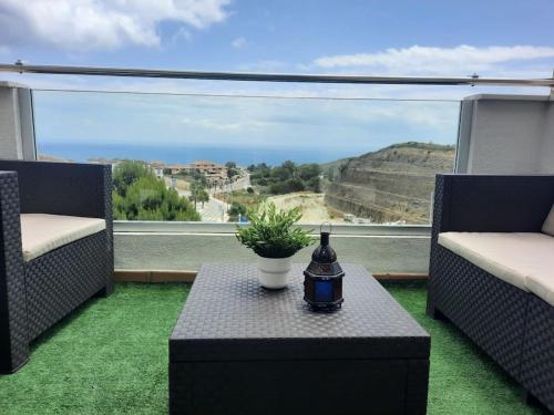 a balcony with a table and chairs and a view of the ocean at Penthouse familial avec vue mer in Manilva