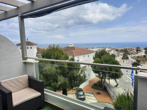 a balcony with a couch and a view of the ocean at Penthouse familial avec vue mer in Manilva