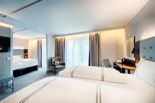 ein Hotelzimmer mit einem Bett und einem Schreibtisch in der Unterkunft Premier Inn Stuttgart Bad Cannstatt in Stuttgart