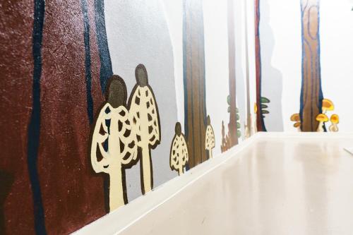 una pared con árboles en una pared en 自由自在OSU 302(TORI), en Nagoya