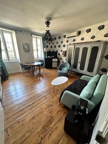 Posezení v ubytování Apparts 17 avec cachet au centre petite citée de caractère