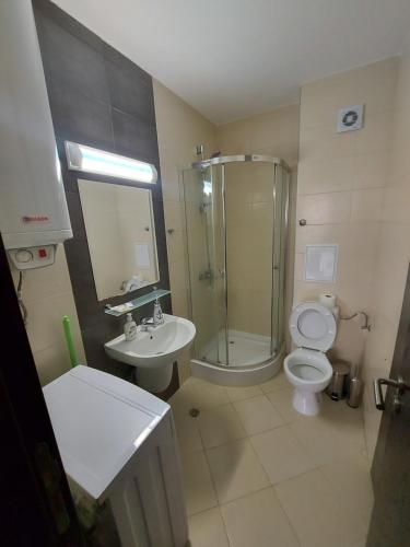 uma casa de banho com um chuveiro, um WC e um lavatório. em Charming Studio in Sorrento Sole Mare em Sveti Vlas