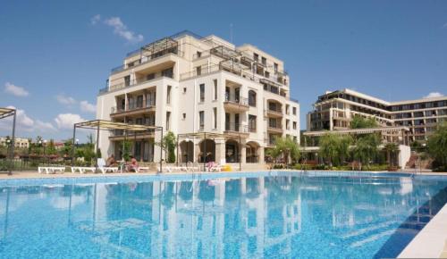 a large swimming pool in front of a building at Charming Studio in Sorrento Sole Mare in Sveti Vlas