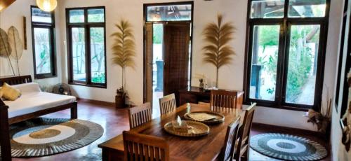 a living room with a wooden table and chairs at Gili Moonlight Retreat in Gili Air