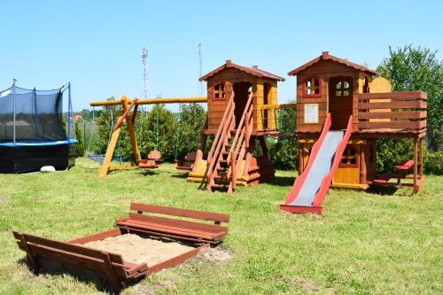 SOLAR WICIE في فيتشه: حديقة بها ملعب مع زحليقة وتشكيلة لعب