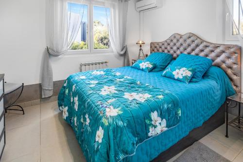 サン・テギュルフにあるAu clos provençalのベッドルーム(青いベッド1台、青い毛布付)