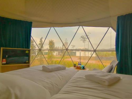 - 2 lits dans une tente avec une grande fenêtre dans l'établissement The Dome @ Gua Musang, à Gua Musang