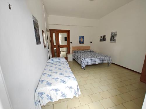 1 dormitorio con 2 camas en una habitación en Casa in Centro, en Fondi