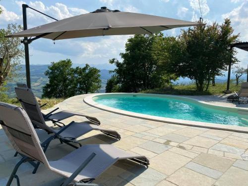 a pair of chairs and an umbrella next to a swimming pool at Casa Tincana in Bebbio