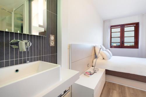 Ванная комната в Novotel Suites Perpignan Centre