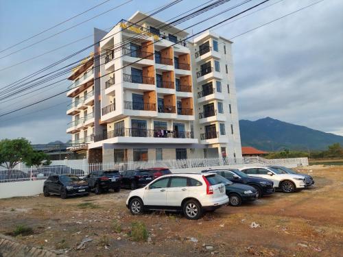 a building with a bunch of cars parked in front of it at Khách sạn AN THỊNH 2 in Doc Let