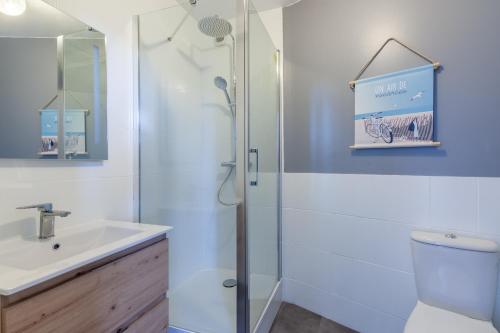 La salle de bains est pourvue d'une douche, d'un lavabo et de toilettes. dans l'établissement Ivy Victory, à Sainte-Marie-du-Mont