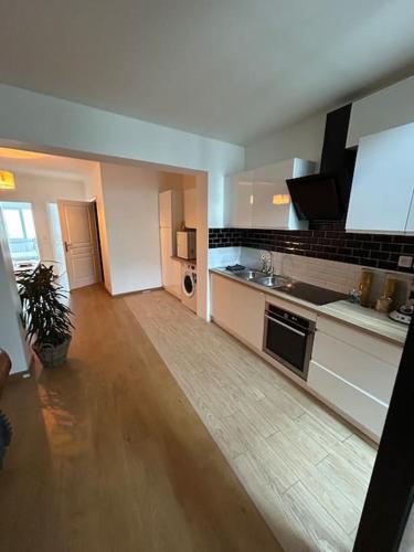 - une grande cuisine avec parquet dans l'établissement Grand Cru * Magnifique Duplex au cœur d’Epernay, à Épernay