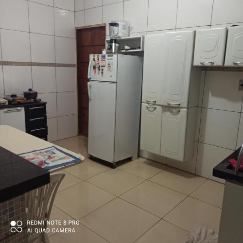 een keuken met 2 witte koelkasten in een kamer bij Casa de temporada em Petrolina-pe in Petrolina