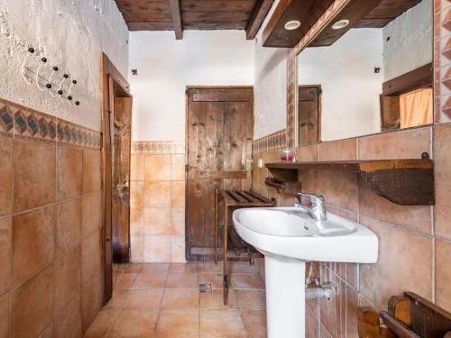 bagno con lavandino e specchio di Spectacular holiday home in Santa Cruz de Tenerife with private pool ad Atogo