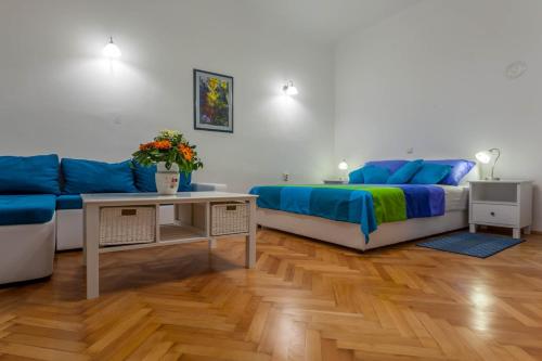 a living room with a couch and a bed at Chic Apartment in Center in Split