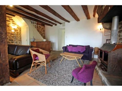 un salon avec un canapé et une table dans l'établissement Les Points Cardinaud, à Saint-Laurent-les-Églises