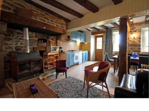 uma sala de estar com um fogão e uma cozinha em Les Points Cardinaud em Saint-Laurent-les-Églises