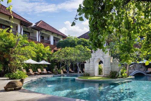 una piscina nel centro di un resort di The Alantara Sanur a Sanur