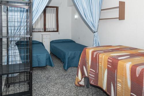 クリェラにあるProvence, 7º-25の小さな部屋で、ベッド2台、はしごが備わります。