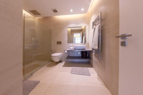 ナイロビにあるLux Suites Le marc Luxury Apartments Westlandsのバスルーム(洗面台、トイレ、シャワー付)