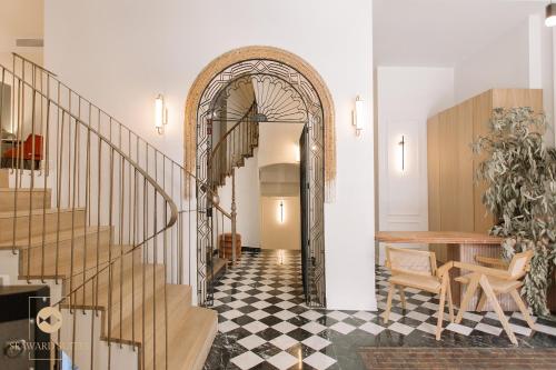einen Flur mit einem Torbogen, einem Tisch und einer Treppe in der Unterkunft Castelar Palace & SPA by Seaward Suites in Villajoyosa