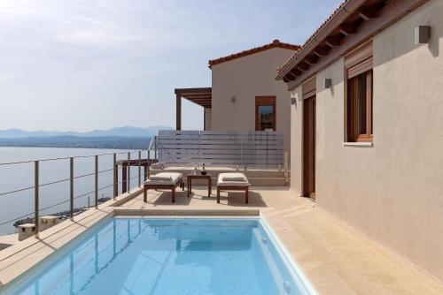 Πισίνα στο ή κοντά στο Manificus Villas, with Heated Pool, By ThinkVilla