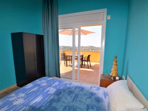 1 dormitorio con 1 cama y 1 mesa con sombrilla en Villa Alzina9 pax Lloret de mar, en Vidreres