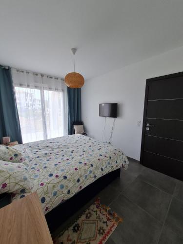 une chambre avec un lit et une fenêtre dans l'établissement Domaine d'Arca -- Flaubert 2 - T2 - 3 à 4 pers, à Porto-Vecchio