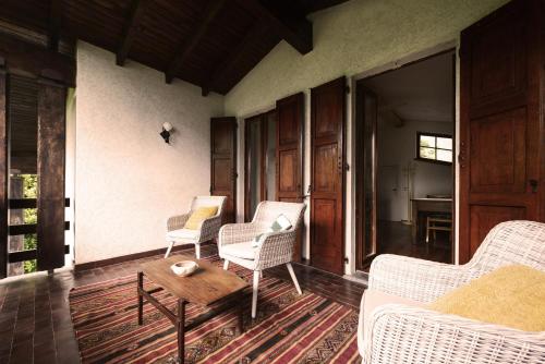 a porch with wicker chairs and a coffee table at il larice d' oro in Sueglio