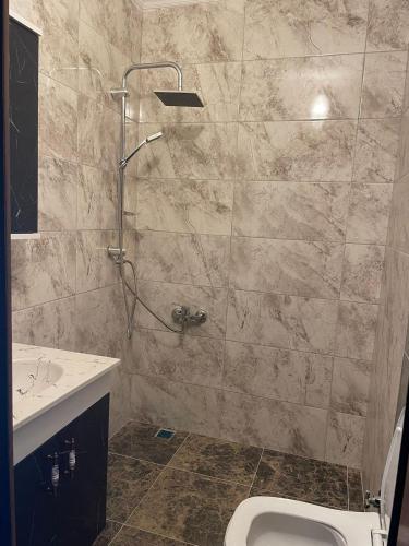 La salle de bains est pourvue d'une douche, de toilettes et d'un lavabo. dans l'établissement Bizim O'ra Küme Evleri & Bungalov, à Macka