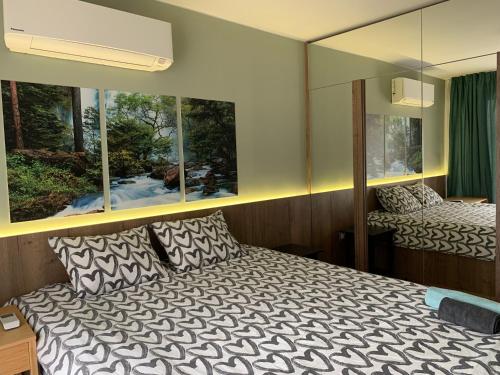 Un dormitorio con dos camas y un espejo. en Niko's deluxe apartment, en Sofía