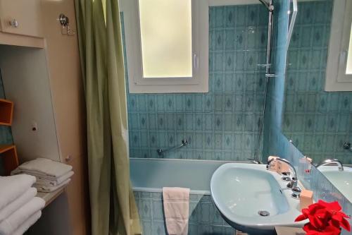 une salle de bain avec un lavabo et une douche dans l'établissement Villa Decastela, à Thiviers