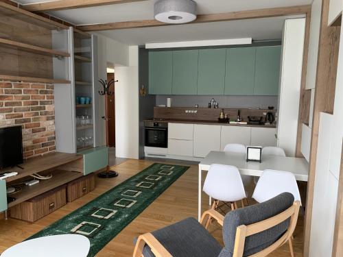 Una cocina con una mesa y sillas en una habitación. en Niko's deluxe apartment, en Sofía