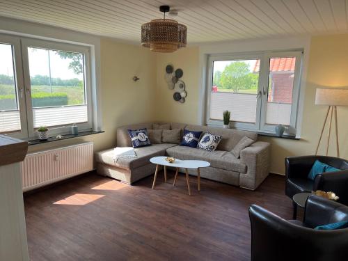ein Wohnzimmer mit einem Sofa und einem Tisch in der Unterkunft Fischerbalje Bantje Wohnung 1 in Borkum