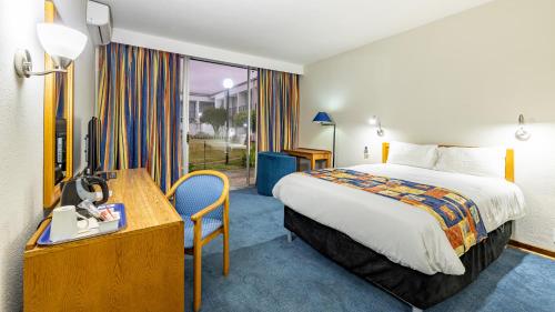 Postel nebo postele na pokoji v ubytování African Sky Newcastle Inn