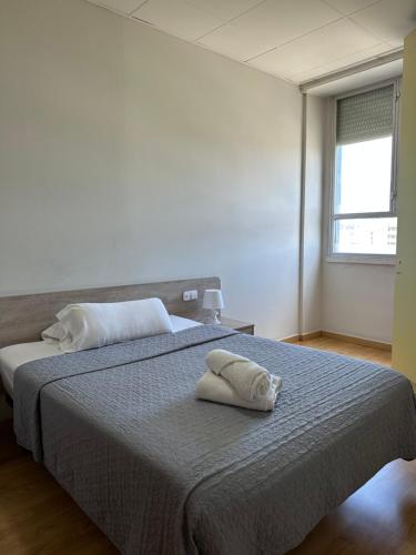 Un pat sau paturi într-o cameră la Aparthotel Montcada