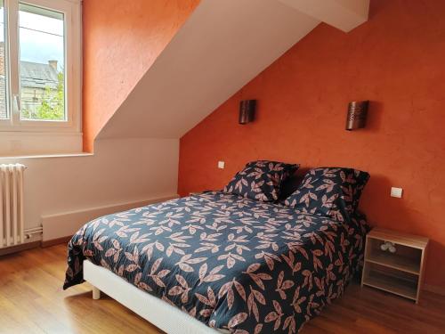 - une chambre avec un lit et une fenêtre dans l'établissement L'Escale, chambres chez l'habitant, au Mans