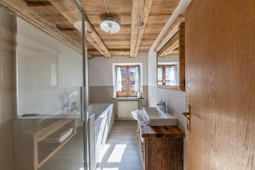 La salle de bains est pourvue d'un lavabo et d'un miroir. dans l'établissement Malgorerhof Mathilde, à San Genesio Atesino