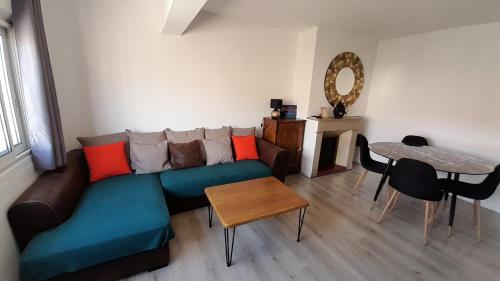 salon z kanapą i stołem w obiekcie Appartement lumineux et central w mieście Propriano