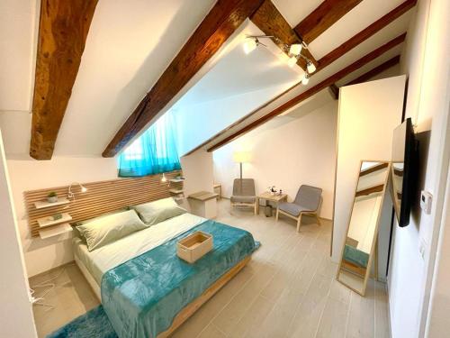 um quarto com uma cama grande num quarto em Perfect Stay Apartments em Trieste