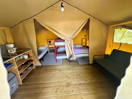 アルティガにあるLES EYCHECADOUSのテント(ベッド1台、ソファ付)が備わる客室です。