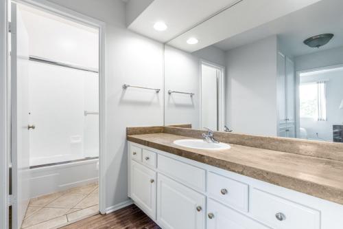 Bathroom sa Beverly Hills 1BR nr shops on Rodeo LAX-363
