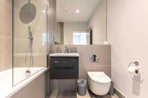 a bathroom with a toilet and a sink and a shower at Apartment Nine Staines Upon Thames - Free Parking - Heathrow - Thorpe Park in Staines