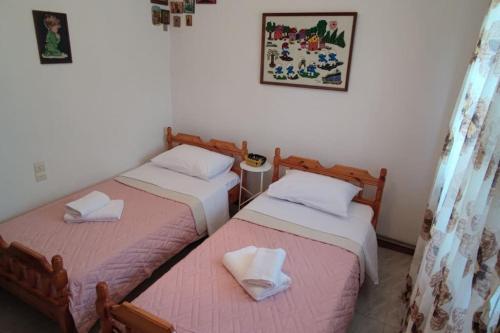 2 Betten nebeneinander in einem Zimmer in der Unterkunft Eretria vacation house in Eretria